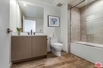 1157 S Hoover St in Los Angeles, CA - Building Photo - Building Photo