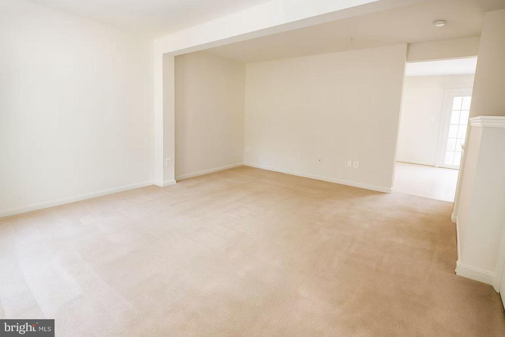 11321 Amberlea Farm Dr in North Potomac, MD - Building Photo