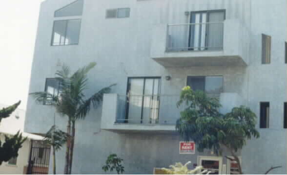 1051 Gladys Ave in Long Beach, CA - Foto de edificio - Building Photo