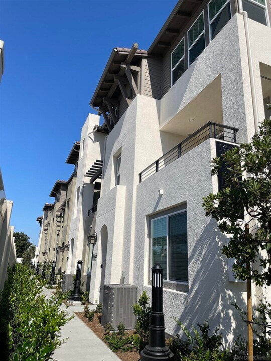 13004 Lumen Wy in San Diego, CA - Building Photo