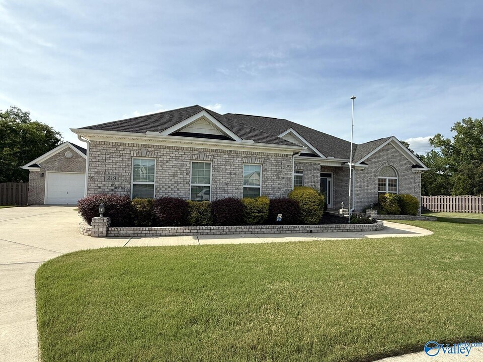 219 Woodgrove Dr in Madison, AL - Building Photo