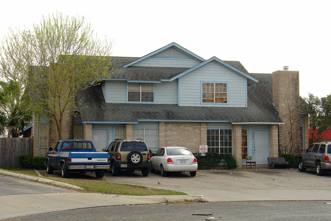7502 Oak Chase in San Antonio, TX - Foto de edificio