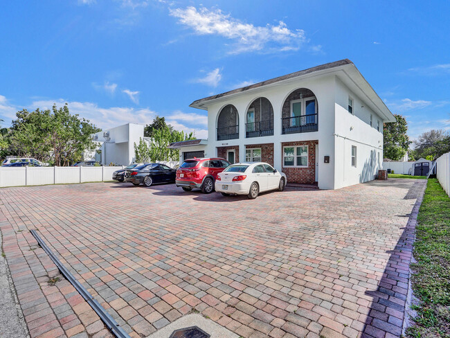 2270 SW 46th Ct in Dania Beach, FL - Foto de edificio - Building Photo