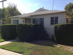 12327 Burbank Blvd in North Hollywood, CA - Foto de edificio - Building Photo