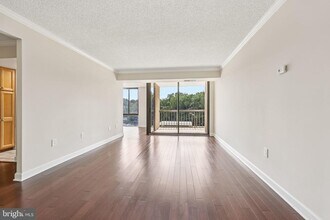 4500 S Four Mile Run Dr in Arlington, VA - Foto de edificio - Building Photo