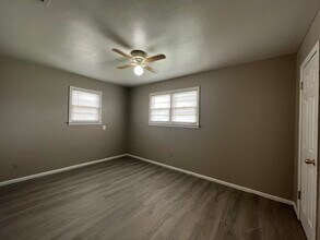2411 E 30th St in Lubbock, TX - Foto de edificio - Building Photo