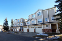 7171 Coach Hill Rd SW in Calgary, AB - Building Photo - Building Photo