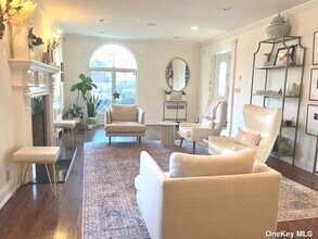 26 Woodland Pl in Great Neck, NY - Building Photo - Building Photo