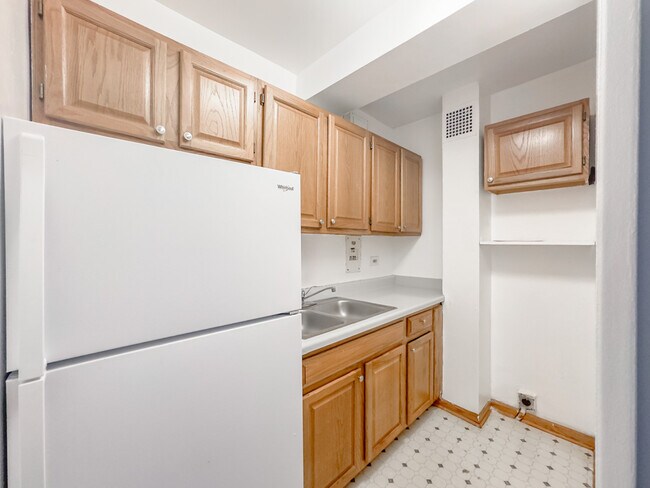 4180 N Marine Dr, Unit 013 in Chicago, IL - Building Photo - Building Photo