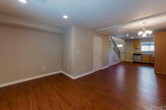 14618 Gilmore St in Van Nuys, CA - Foto de edificio - Building Photo