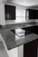 1527 NW 63rd St in Miami, FL - Foto de edificio - Building Photo