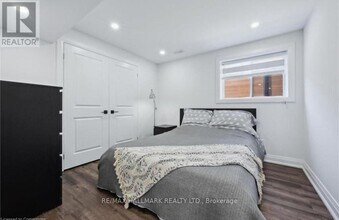 110 Blair Creek Dr in Kitchener, ON - Building Photo - Building Photo