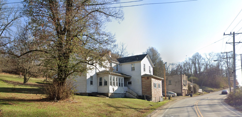 225 Thompson Run Rd in Penn Hills, PA - Building Photo