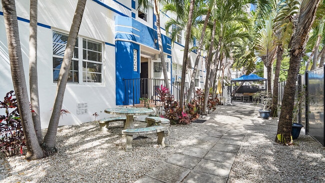 1241 13th St, Unit 3 in Miami Beach, FL - Foto de edificio - Building Photo