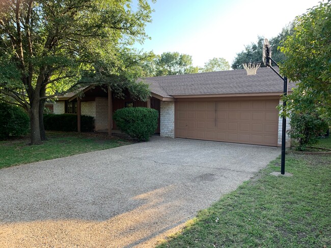 312 Javelina Dr in Woodway, TX - Building Photo - Building Photo