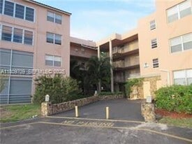 2861 Somerset Dr in Lauderdale Lakes, FL - Building Photo
