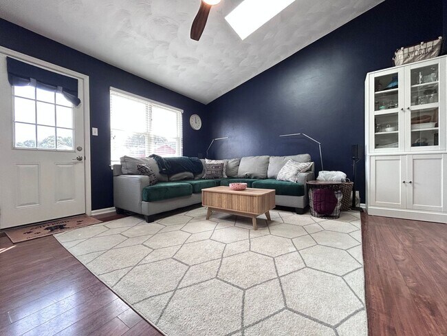 1836 Eastborne Dr in Virginia Beach, VA - Building Photo - Building Photo