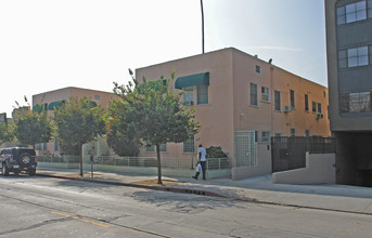 1723-1731 N Wilcox Ave in Los Angeles, CA - Foto de edificio - Building Photo