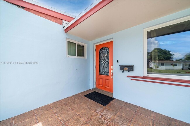 1220 NW 190th St in Miami, FL - Building Photo - Building Photo