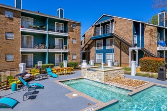 Arlington Oaks Apartment Homes in Arlington, TX - Foto de edificio - Building Photo