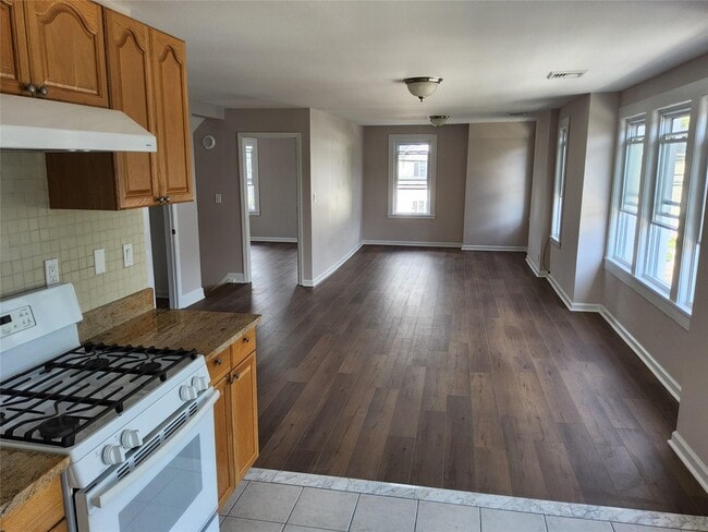 90 Hempstead Ave in Lynbrook, NY - Building Photo - Building Photo