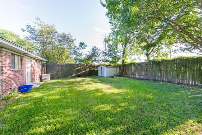 5812 Community Dr in Houston, TX - Foto de edificio - Building Photo