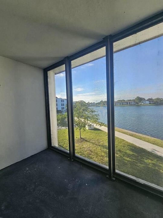 214 Lake Pointe Dr, Unit 206 in Oakland Park, FL - Building Photo