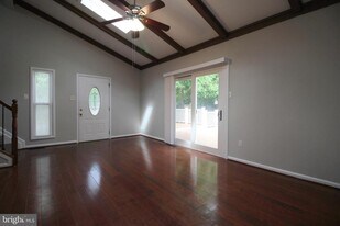 6215 Gemini Ct in Burke, VA - Building Photo