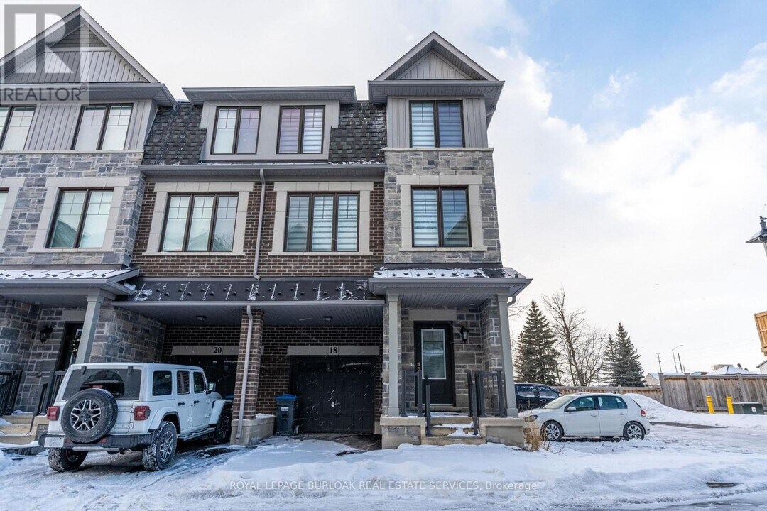 18 Folcroft St in Brampton, ON - Building Photo