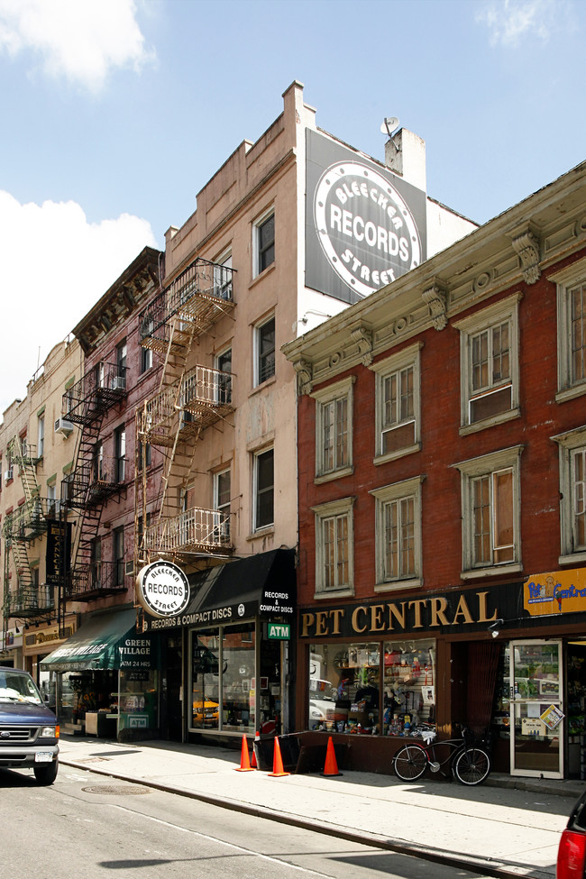 239 Bleecker St in New York, NY - Foto de edificio - Building Photo