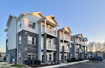 Waters Edge Apartments Bloomington in Bloomington, IN - Foto de edificio - Building Photo