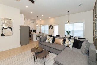 4902 Higgins St in Houston, TX - Building Photo - Building Photo