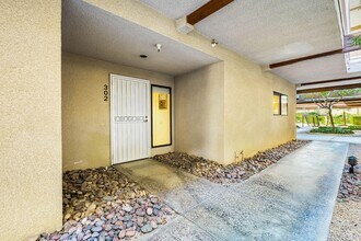 255 S Avenida Caballeros, Unit 302 in Palm Springs, CA - Building Photo - Building Photo