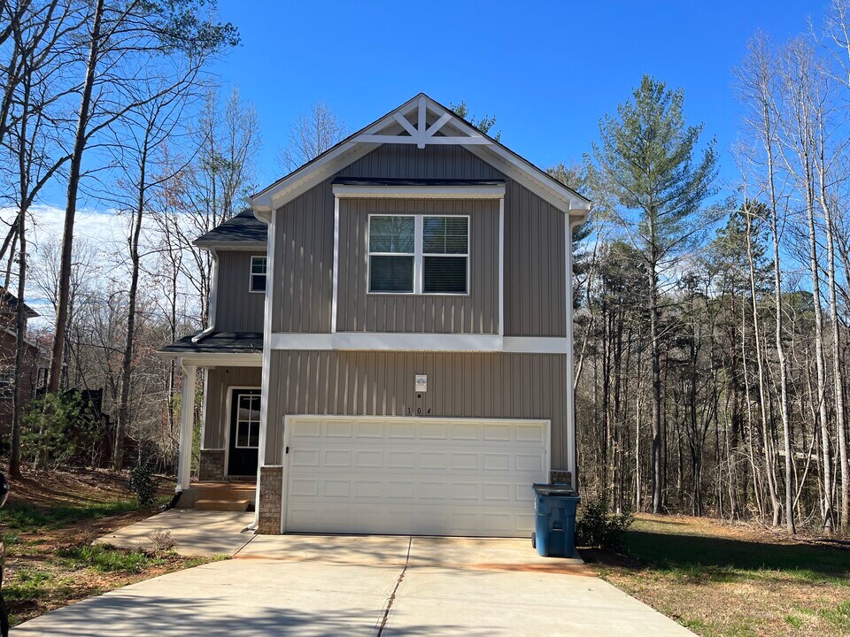 104 Deer Creek Dr in Hudson, NC - Foto de edificio
