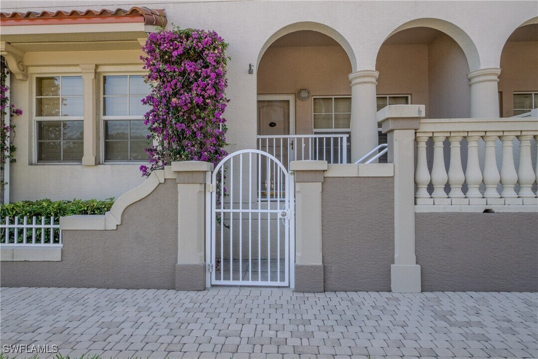 2110 W First St in Ft. Myers, FL - Building Photo