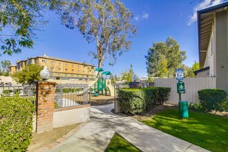 Fairway Villas Apartment Homes in Newport Beach, CA - Foto de edificio - Building Photo