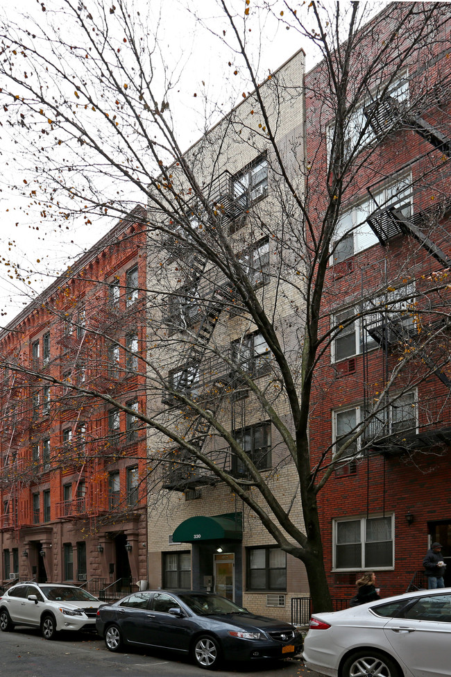 330 E 77th St in New York, NY - Building Photo - Building Photo