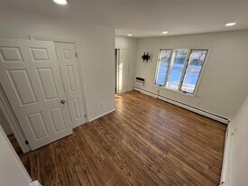 61 Bowling Ln, Unit 1 in Deer Park, NY - Building Photo