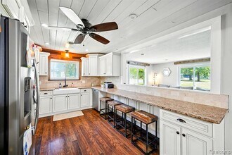 5021 Lakeborn Dr in White Lake, MI - Foto de edificio - Building Photo
