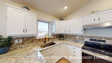 Stunning 4-Bedroom 2-Bathroom Home with Fully Fenced Yard in Sioux Falls, SD - Foto de edificio - Building Photo