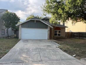 8015 Copper Trail Dr in San Antonio, TX - Foto de edificio - Building Photo