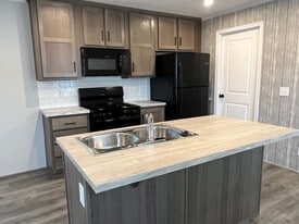 2438 E Birch Dr in Kawkawlin, MI - Building Photo