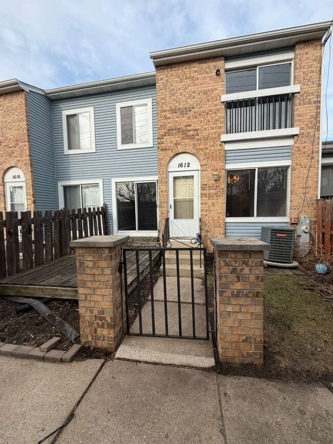 1612 Islandview Ct in Hoffman Estates, IL - Building Photo - Building Photo