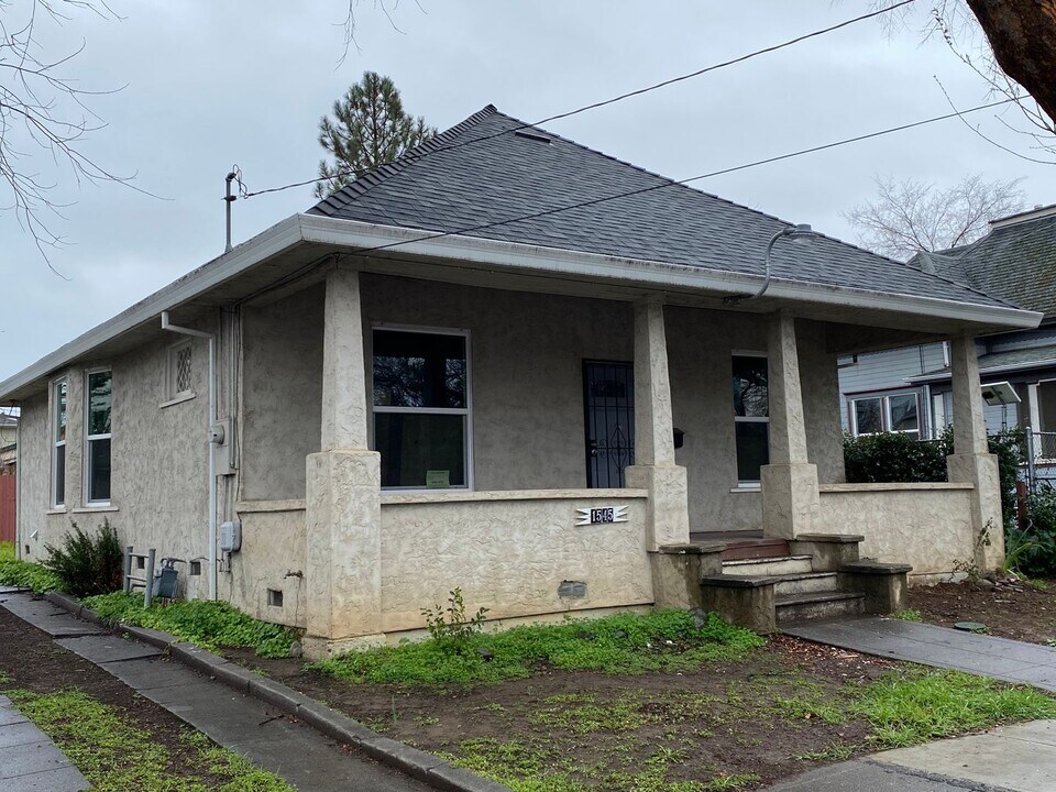 1545 Pine St in Oroville, CA - Building Photo