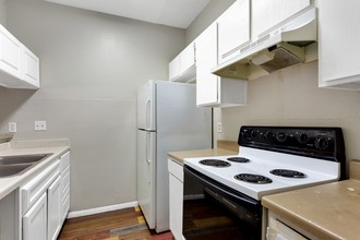 Lynridge Apartments in Austin, TX - Building Photo - Building Photo