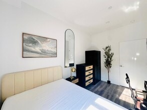 Furnished room/NOT APARTMENT, Unit 1L in Brooklyn, NY - Foto de edificio - Building Photo