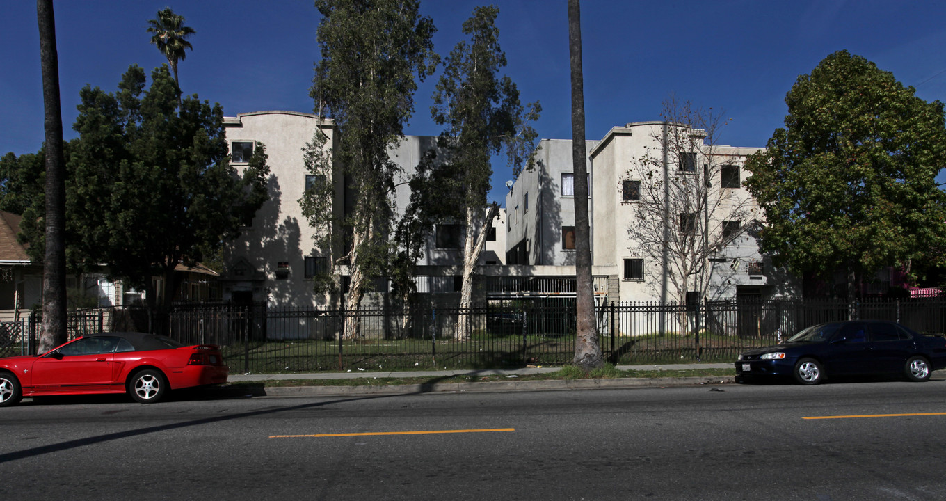 5015 Monte Vista St in Los Angeles, CA - Building Photo