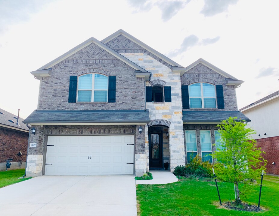 1109 Sundrops St in Leander, TX - Foto de edificio