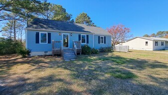 922 Hibbs Rd in Newport, NC - Building Photo