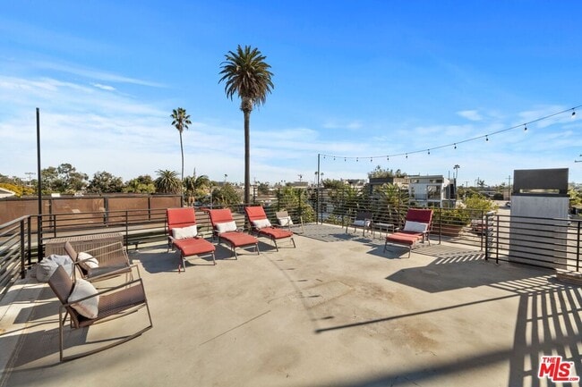 411 Grand Blvd in Los Angeles, CA - Building Photo - Building Photo